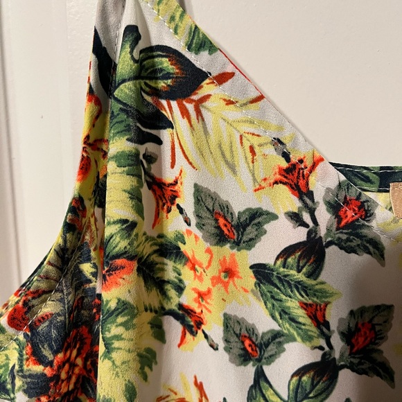 Skies are Blue - Elendil V-Neck Tank. Size Medium - Picture 5 of 16